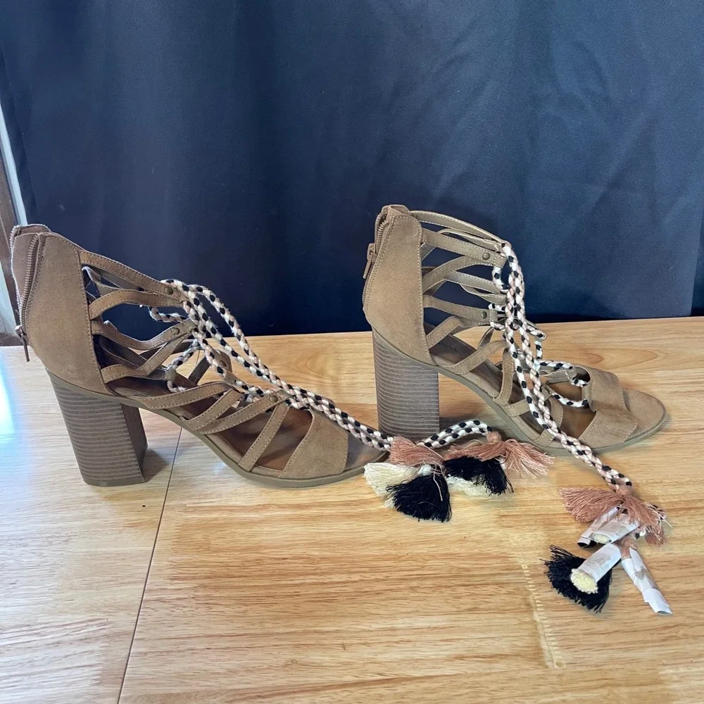 NEW Indigo Rd Womens Tan Faux Suede Gladiator Block Heel Tassel Sandals Size 11M